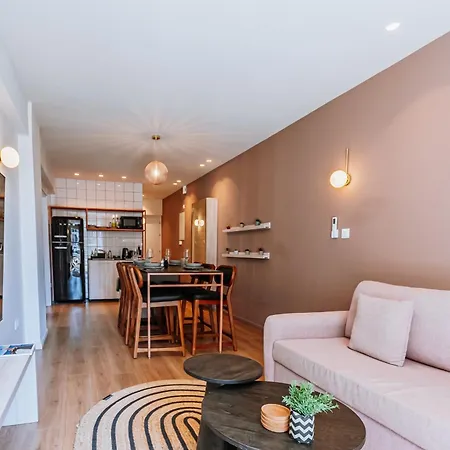 Earth Tones Beachside Apartment *